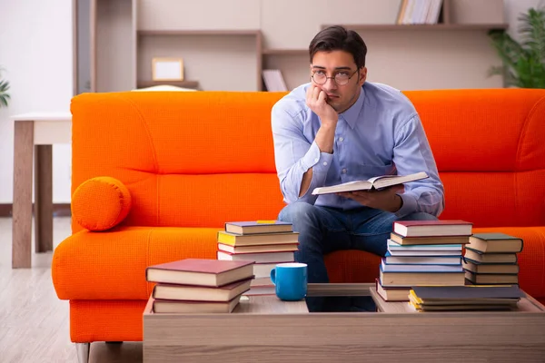 Estudiante Joven Preparándose Para Los Exámenes Casa — Foto de Stock