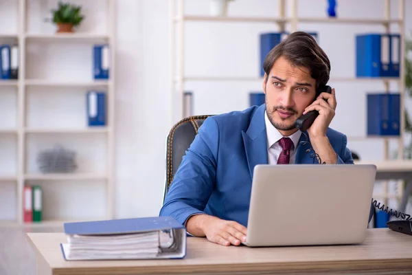 Empleado Joven Negocios Demasiado Trabajo Oficina —  Fotos de Stock