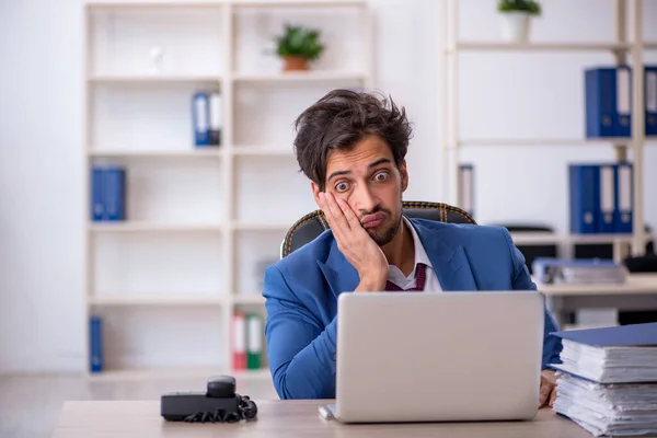 Giovane Impiegato Uomo Affari Troppo Lavoro Ufficio — Foto Stock