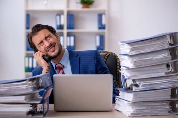 Giovane Impiegato Uomo Affari Troppo Lavoro Ufficio — Foto Stock