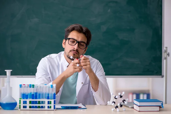 Jonge Chemicus Voor Schoolbord — Stockfoto