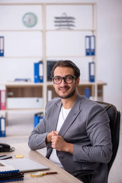 Jovem Empresário Empregado Que Trabalha Local Trabalho — Fotografia de Stock