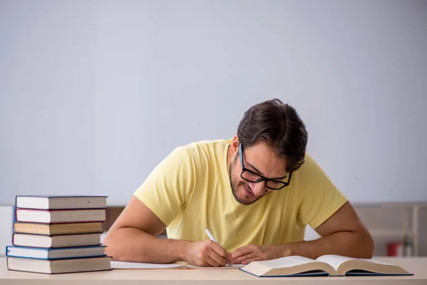 Jovem Estudante Preparando Para Exames Sala Aula — Fotografia de Stock