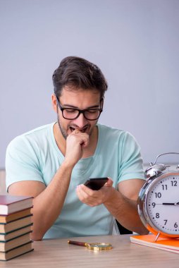 Sınıftaki genç öğrenci zaman yönetimi konsepti