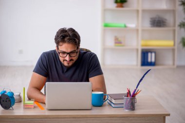 Genç tasarımcı ofiste çalışıyor.