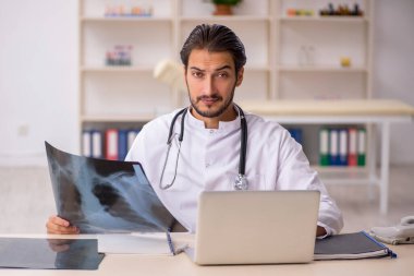 Klinikte çalışan genç bir radyolog.