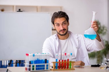 Laboratuvarda çalışan genç bir kimyager.