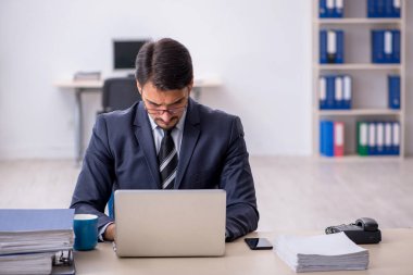 Ofiste çalışan genç işadamı.