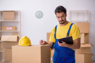 Genç müteahhit evde yer değiştiriyor.