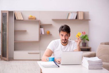 Evden çalışan genç bir serbest çalışan.