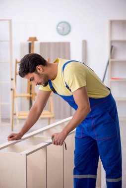 Atölyede çalışan genç marangoz.