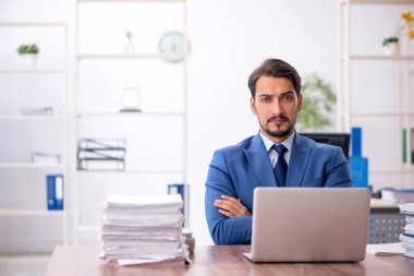 Ofiste çalışan genç bir erkek.