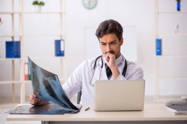 Klinikte çalışan genç bir radyolog.