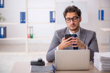 Ofiste çalışan genç işadamı.