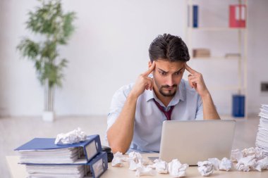 Reddedilmiş fikirler konseptinde genç işadamı