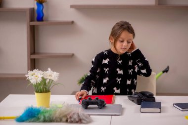 Evde ev işi yapan küçük bir kız.