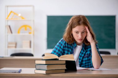 Sınavlara hazırlanan kız öğrenci.