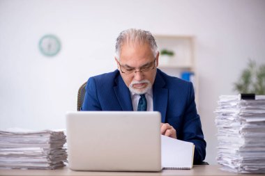 Eski bir işadamı ve işyerinde çok fazla iş var.