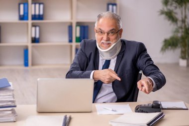 İş yerinde otururken geçirdiği kazadan sonra eski bir işadamı