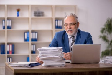 İş yerinde çalışan eski bir işadamı