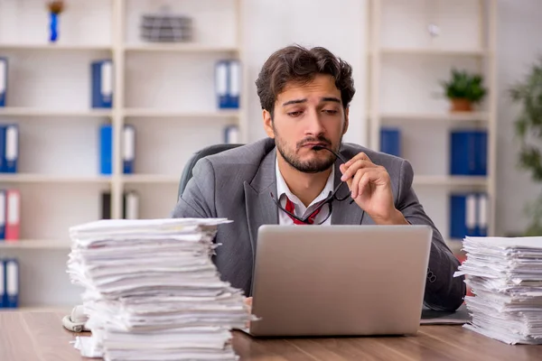 Empleado Joven Empresario Descontento Con Trabajo Excesivo Oficina — Foto de Stock