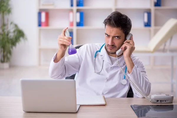 Joven Médico Que Trabaja Clínica — Foto de Stock