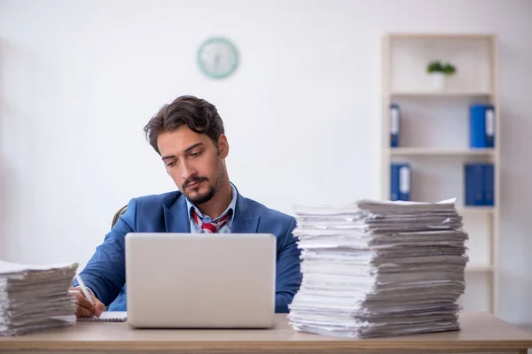 Empleado Joven Negocios Demasiado Trabajo Oficina —  Fotos de Stock