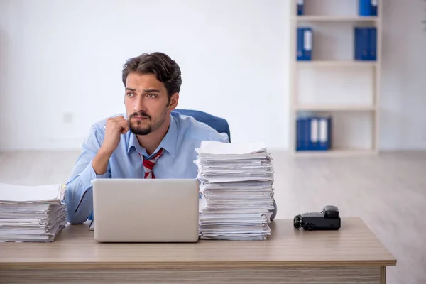 Giovane Impiegato Uomo Affari Troppo Lavoro Ufficio — Foto Stock