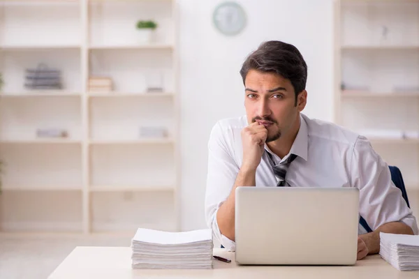 Jeune Homme Affaires Employé Mécontent Travail Excessif Bureau — Photo