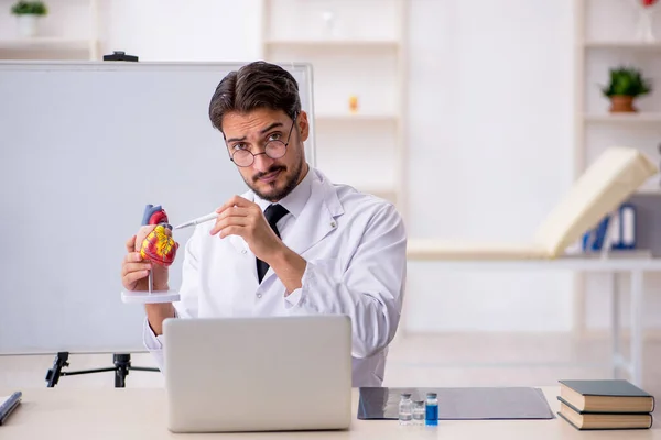 Jovem Médico Cardiologista Frente Quadro Branco — Fotografia de Stock