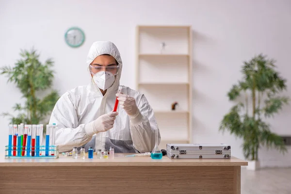 Joven Químico Trabajando Laboratorio Durante Una Pandemia —  Fotos de Stock