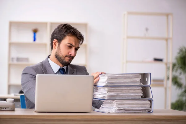 Empleado Joven Negocios Demasiado Trabajo Oficina — Foto de Stock