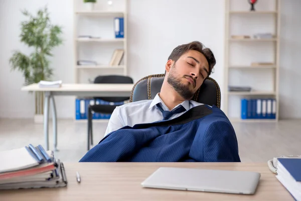 Giovane Impiegato Uomo Affari Estremamente Stanco Sul Posto Lavoro — Foto Stock