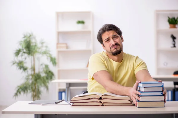 Jonge Student Bereidt Zich Voor Examens Klas — Stockfoto