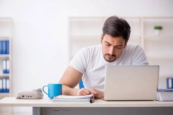 Jeune Employé Pigiste Assis Dans Bureau — Photo