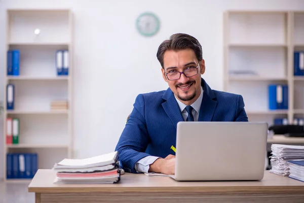 Ung Affärsman Anställd Som Arbetar Kontoret — Stockfoto