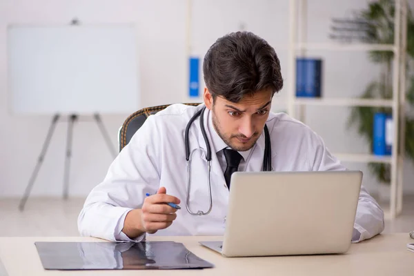 Jovem Médico Conceito Telemedicina — Fotografia de Stock