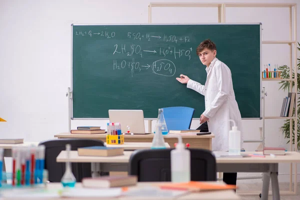 教室で化学を学ぶ男子生徒 — ストック写真