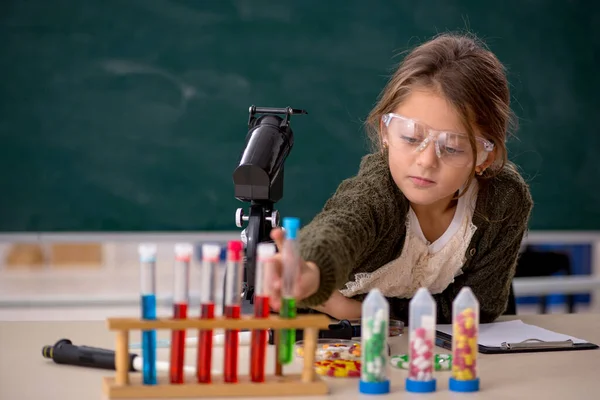 教室里的年轻的女化学家 — 图库照片