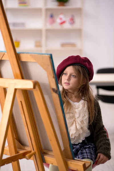 Junge Kleine Mädchen Genießen Malerei Hause — Stockfoto