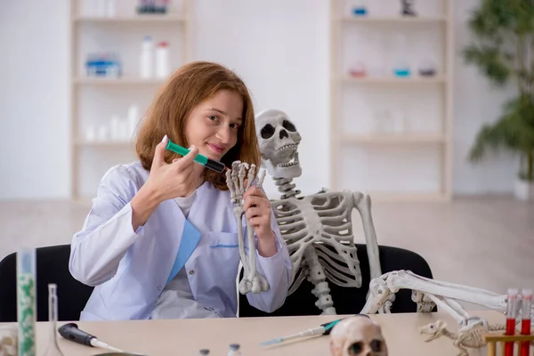 Giovane Chimica Femminile Che Lavora Laboratorio — Foto Stock