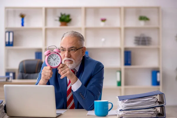 Oud Zakenman Werknemer Time Management Concept — Stockfoto