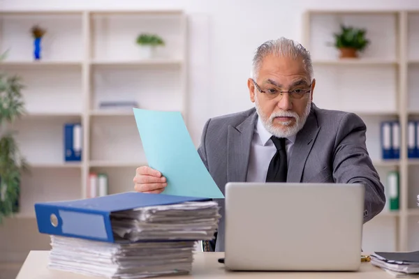 Velho Empresário Empregado Muito Trabalho Escritório — Fotografia de Stock