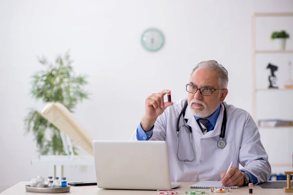 Alter Arzt Apotheker Arbeitet Labor — Stockfoto