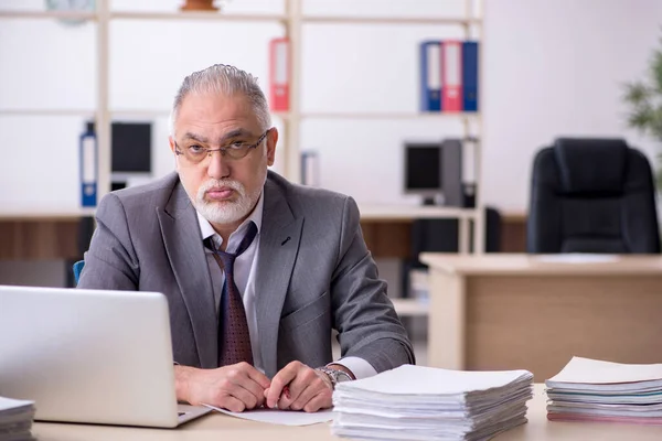 Old Businessman Employee Unhappy Excessive Work Office — Stock Photo, Image