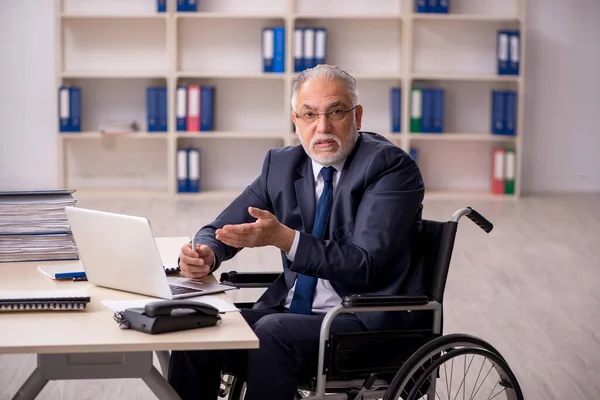 Velho Empresário Empregado Cadeira Rodas Sentado Local Trabalho — Fotografia de Stock