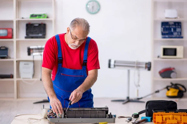 Homem Velho Reparador Reparação Condicionado — Fotografia de Stock
