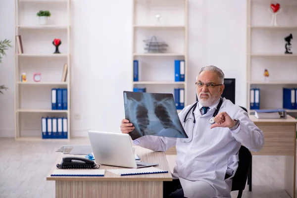 Klinikán Dolgozó Idős Férfi Orvos Radiológus — Stock Fotó
