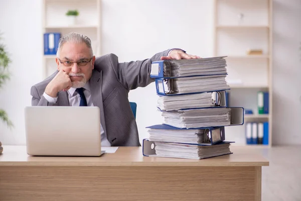 Vecchio Impiegato Uomo Affari Infelice Con Lavoro Eccessivo Ufficio — Foto Stock