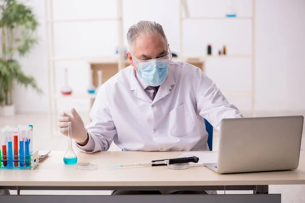 Antigo Químico Trabalhar Laboratório Durante Pandemia — Fotografia de Stock